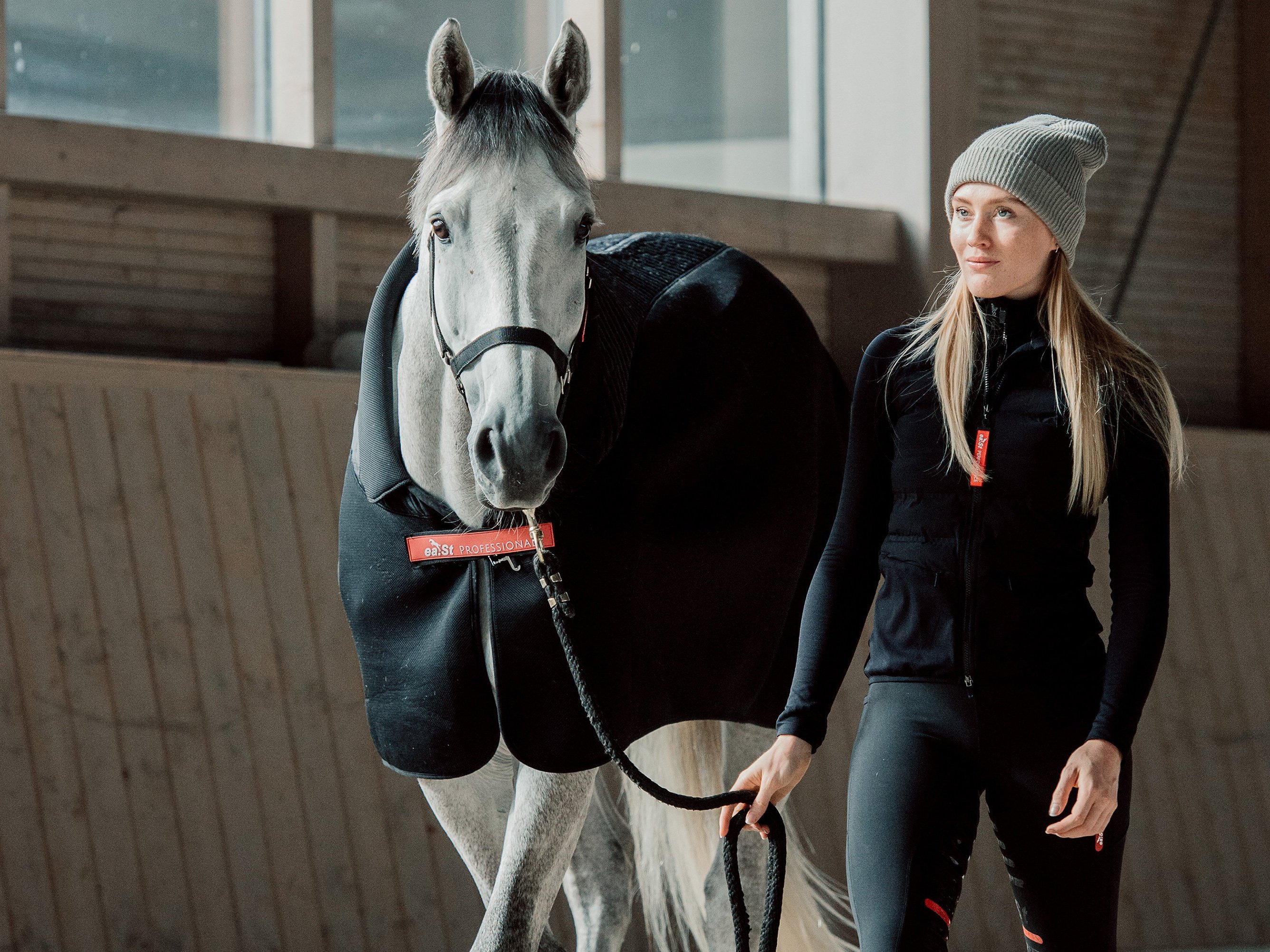 Couvrir, découvrir, changer de couverture - une vétérinaire vous explique comment couvrir de manière appropriée son cheval lors des saisons de transition.